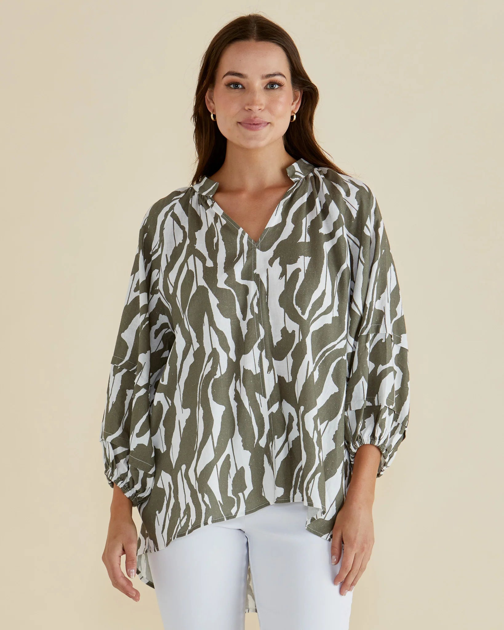 BETTY BASICS - GRAZIA BLOUSE - OLIVE GEO PRINT