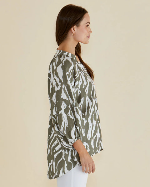 BETTY BASICS - GRAZIA BLOUSE - OLIVE GEO PRINT