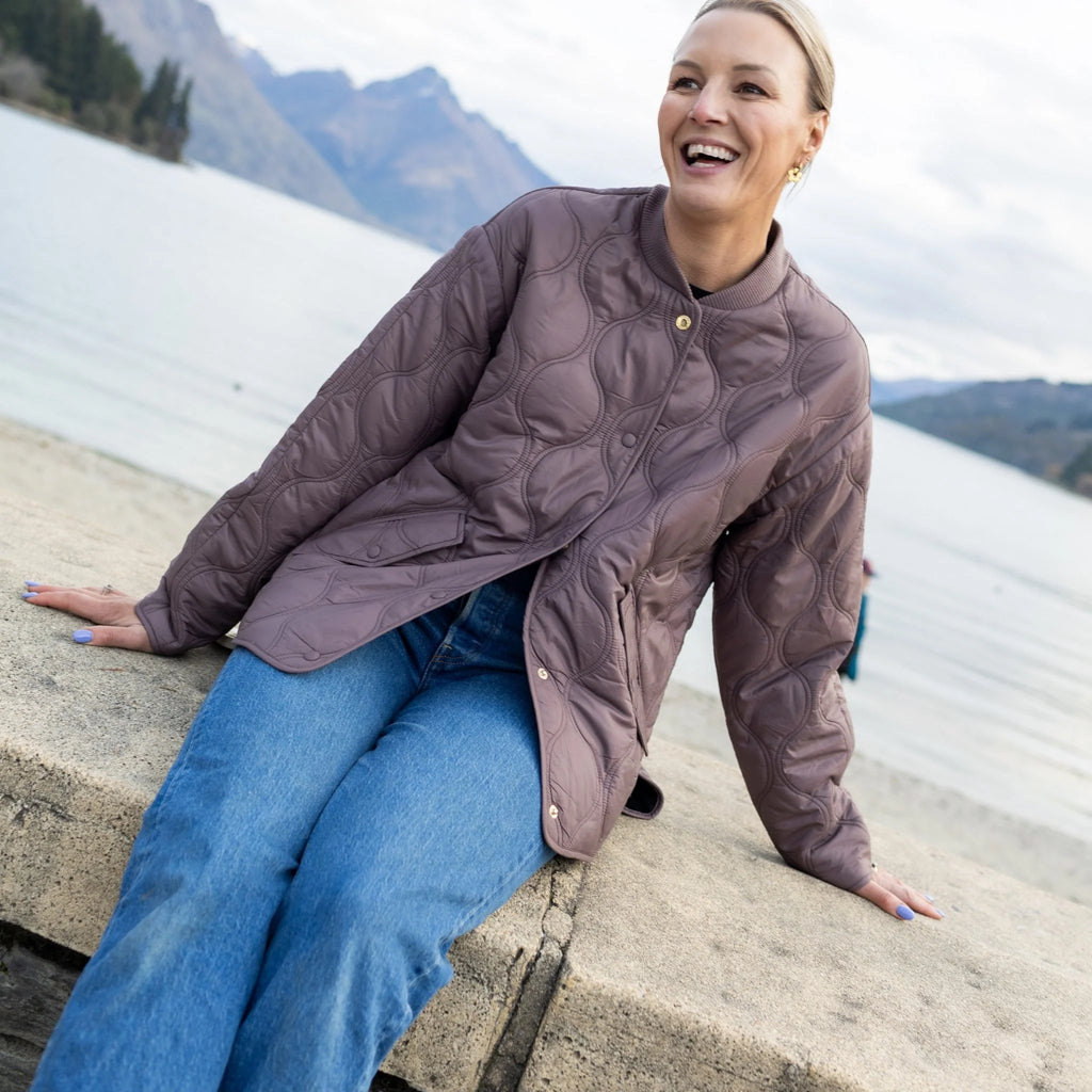 MOKE - TALEI - WOMEN'S QUILT BOMBER - COCOA POWDER