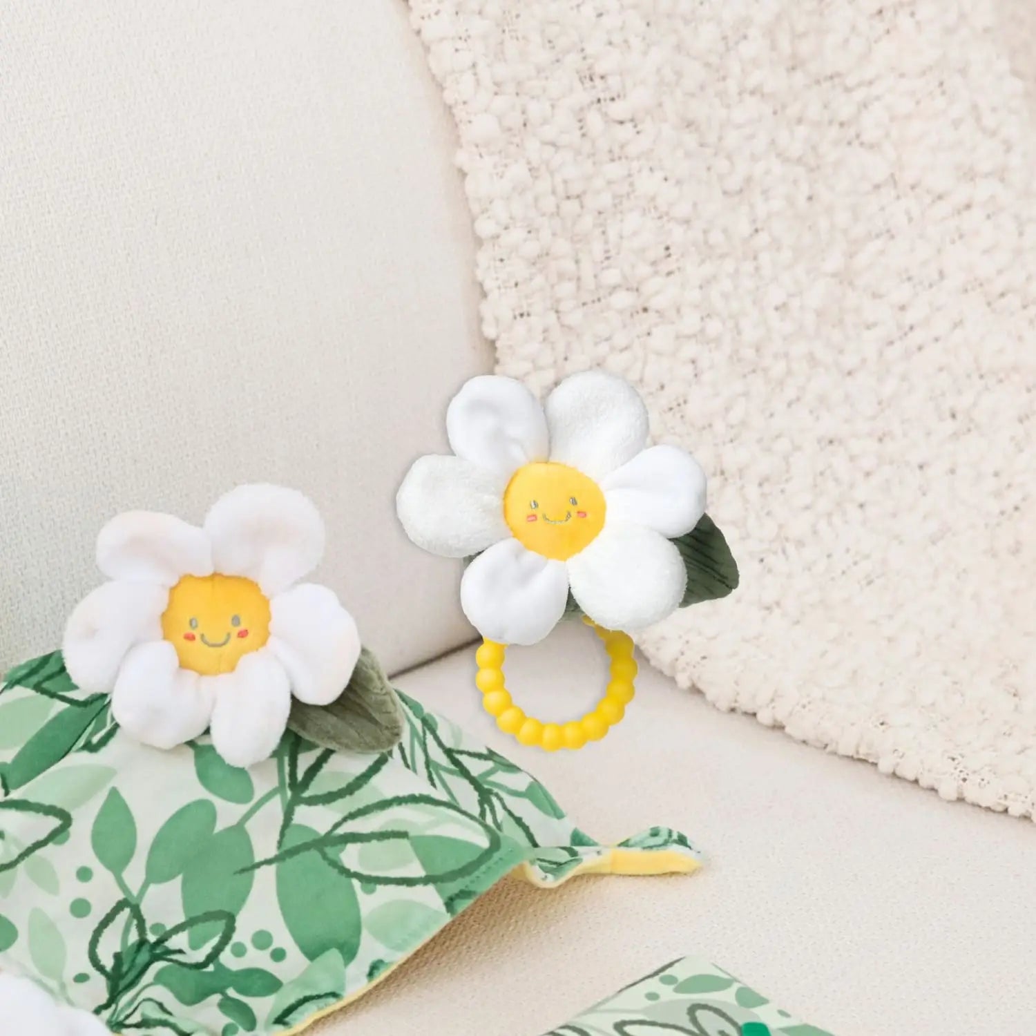 MARY MEYER - SWEET SOOTHIES - DAISY TEETHER RATTLE
